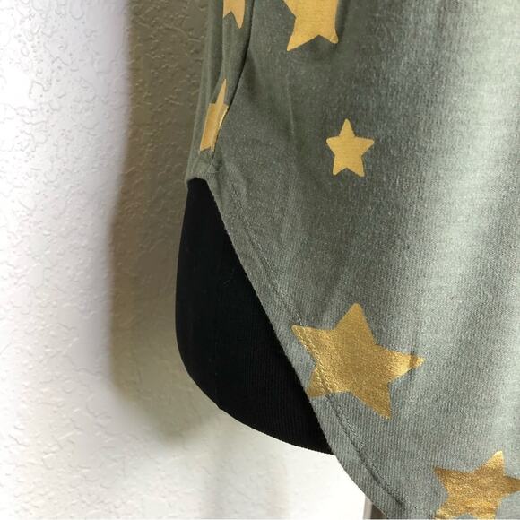 Chaser green and gold star print knit top size Medium - Picture 13 of 15